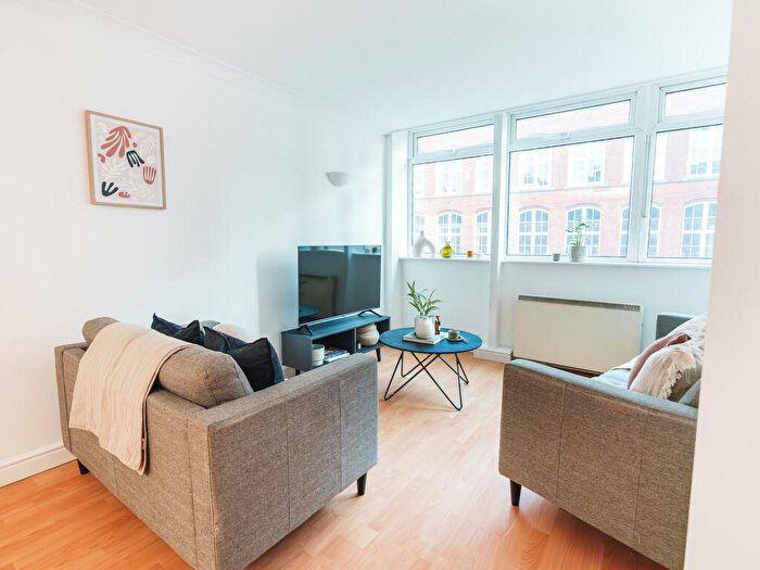 8 Bedroom Apartment To Rent In Apt, Wellington Road #, M14