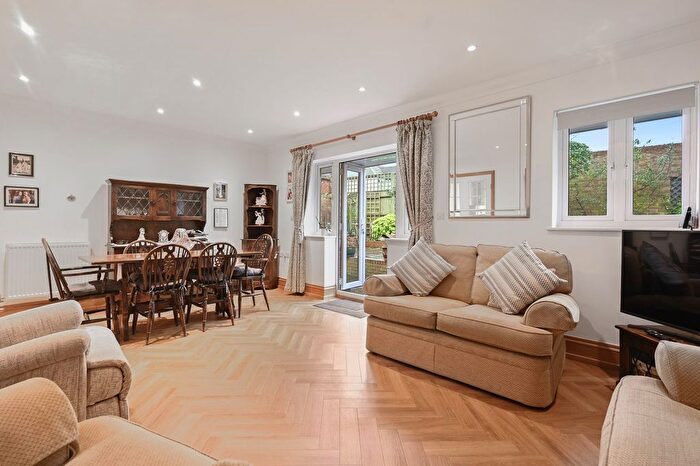 2 Bedroom Flat To Rent In The Broadway, Cheam, SM3