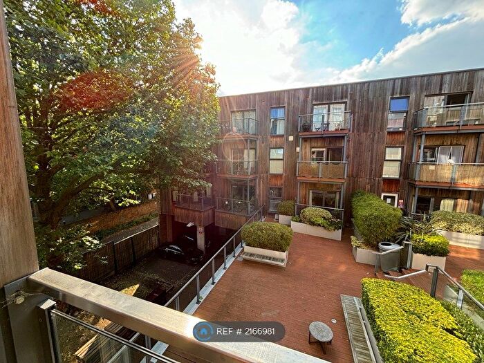 3 Bedroom Flat To Rent In Clapham Road, London, SW9