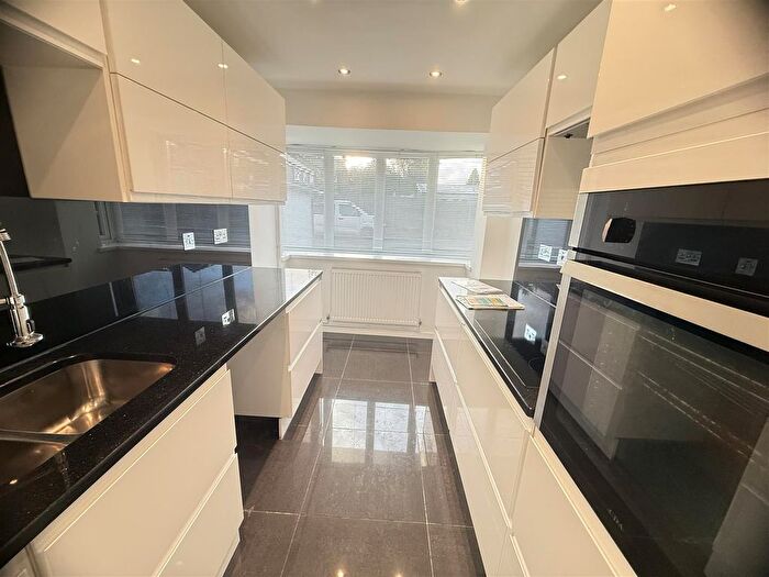 3 Bedroom Semi Detached House To Rent In Available Asap Green Street, Smethwick- Bearwood Road, B67