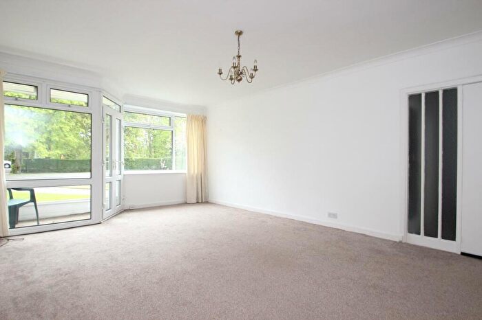 2 Bedroom Flat To Rent In Avondale Court, Leeds, West Yorkshire, Uk, LS17