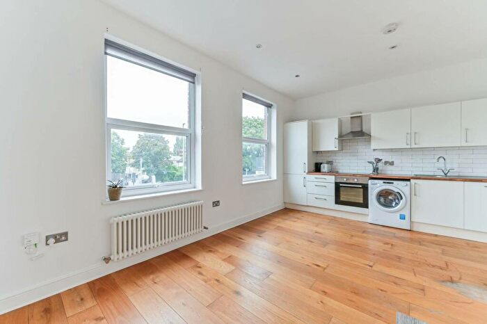 1 Bedroom Flat To Rent In East Street, Epsom, KT17