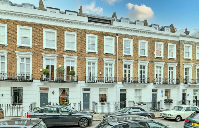 3 Bedroom Flat To Rent In Moreton Place, Pimlico, London, SW1V