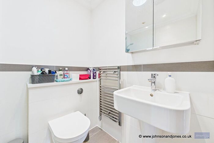 1 Bedroom Flat For Sale In Victoria Street, Englefield Green, TW20