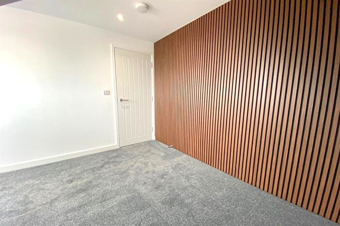 2 Bedroom Flat To Rent In B Two Mile Hill Road, BS15