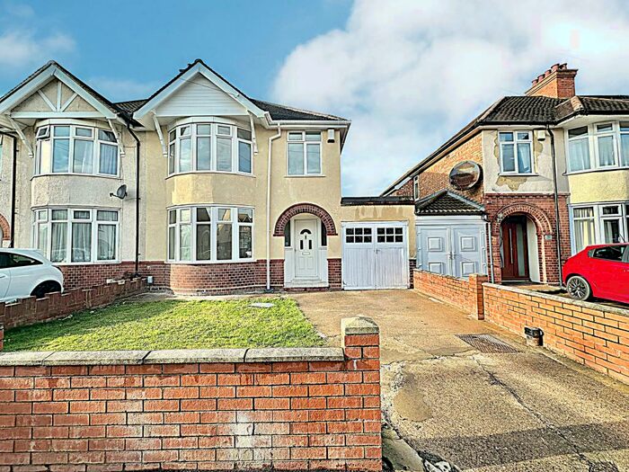 3 Bedroom Semi-Detached House To Rent In Lynton Grove Bedford, MK42