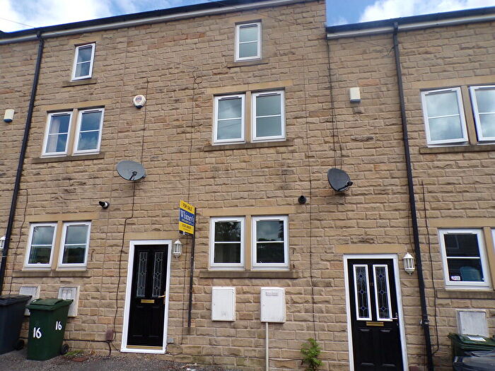 3 Bedroom Town House To Rent In John Street, Thornton, BD13