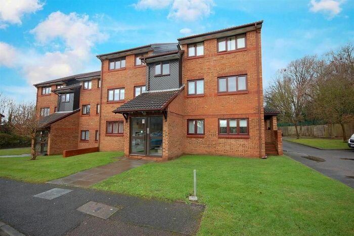 2 Bedroom Flat To Rent In Tudor Close, Hatfield, AL10