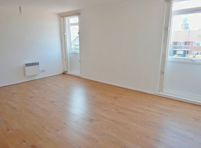 2 Bedroom Flat To Rent In Ilchester Close, Maidenhead, Berkshire, SL6