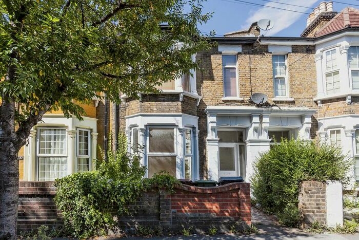 2 Bedroom Flat To Rent In Warren Road, Leyton, E10
