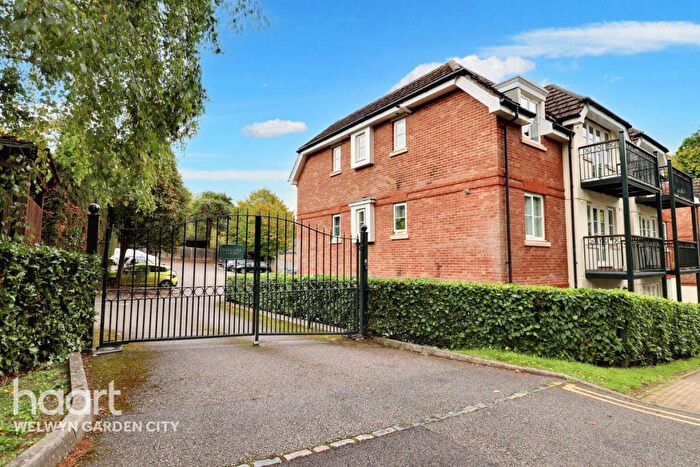 2 Bedroom Apartment For Sale In Canonsfield Road, Welwyn, AL6