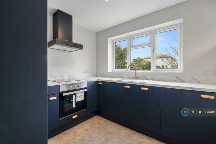 2 Bedroom Flat To Rent In Fir Court, Worthing, BN11