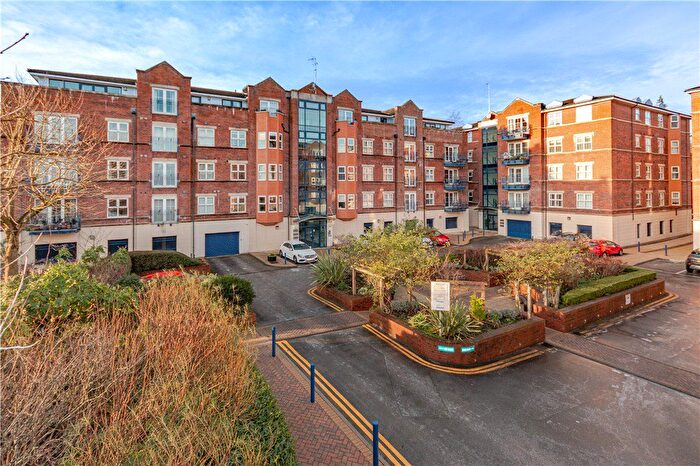 2 Bedroom Flat For Sale In Carisbrooke Road, Leeds, West Yorkshire, LS16