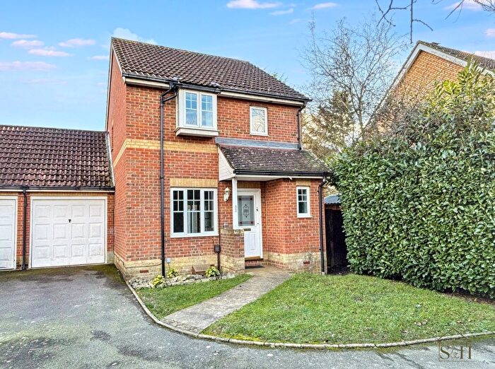 3 Bedroom Link Detached House For Sale In Dove Close, Kingsnorth, TN23