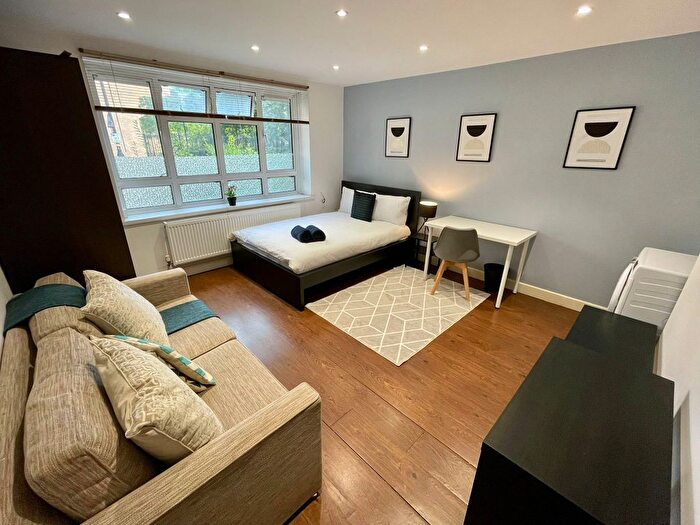 3 Bedroom Flat To Rent In Sidmouth Street, Bloomsbury, Ucl, Lse, Kings Cross, West End, London, WC1H