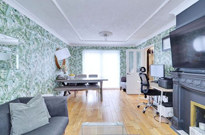 3 Bedroom Terraced House For Sale In Manor Close, Aveley, South Ockendon, RM15