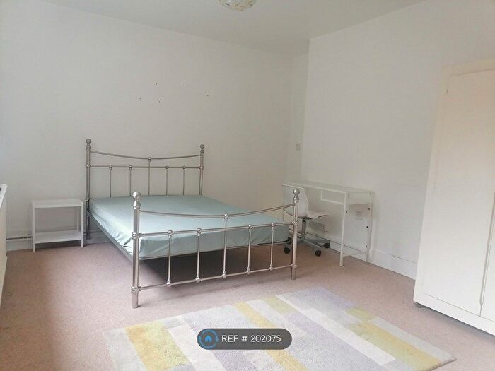 3 Bedroom Flat To Rent In Hulme, Manchester, M15
