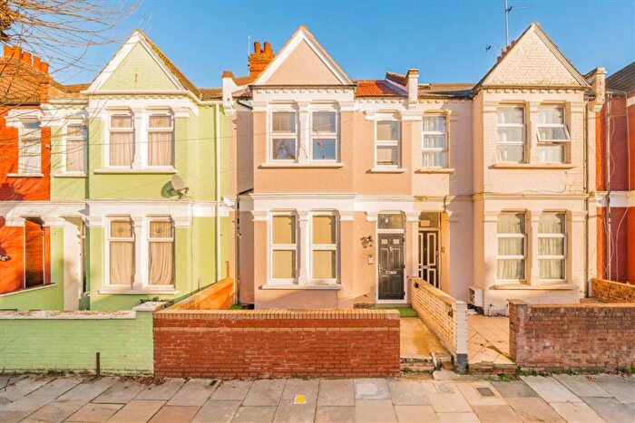 3 Bedroom Flat For Sale In Larch Road, Cricklewood, NW2