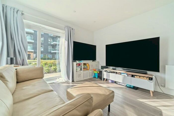 2 Bedroom Apartment To Rent In Fairhaven Drive, Reading, RG2