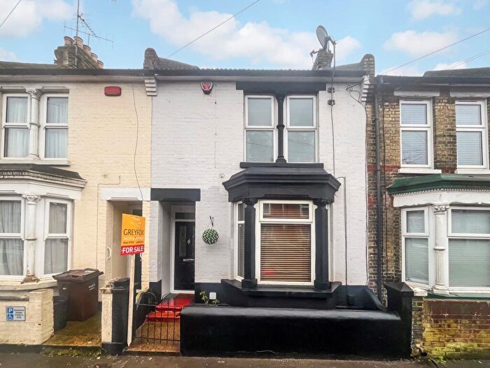 6 Bedroom Terraced House For Sale In Balmoral Road, Gillingham, ME7