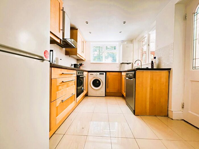 4 Bedroom Maisonette To Rent In Thistlewaite Road, London, E5