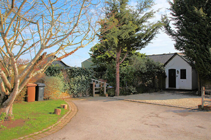 4 Bedroom Bungalow For Sale In Butlers Pond, Whitchurch Hill, Reading, Oxfordshire, RG8
