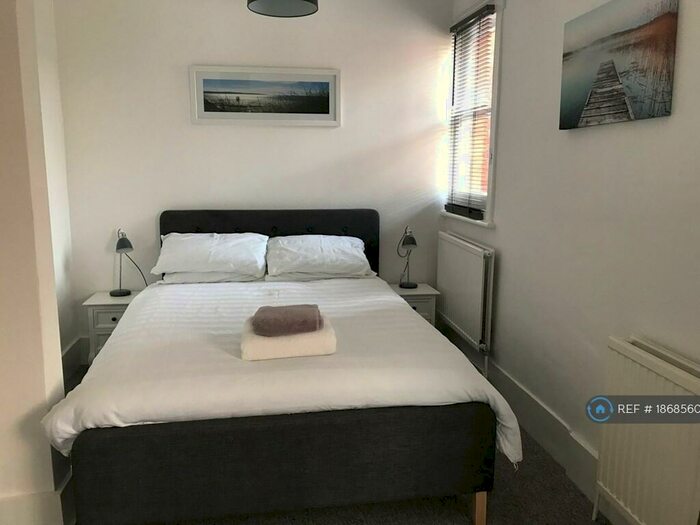 Studio To Rent In Baker Street, Weybridge, KT13