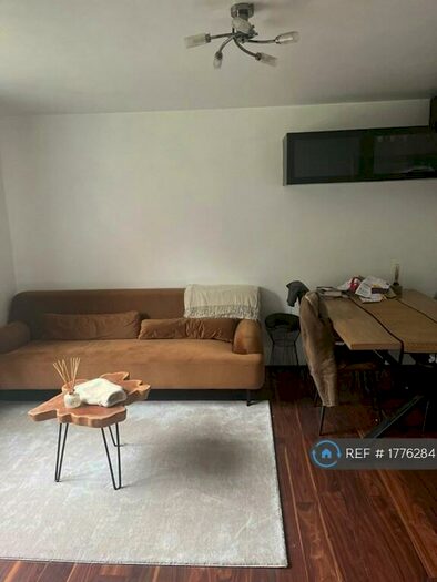 2 Bedroom Flat To Rent In Blackdown Close, London, N2