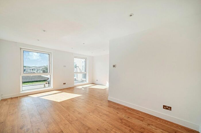 3 Bedroom Flat For Sale In Charlton Village, Shepperton, TW17