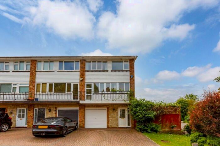 3 Bedroom Town House To Rent In Valley Drive, Sevenoaks, TN13