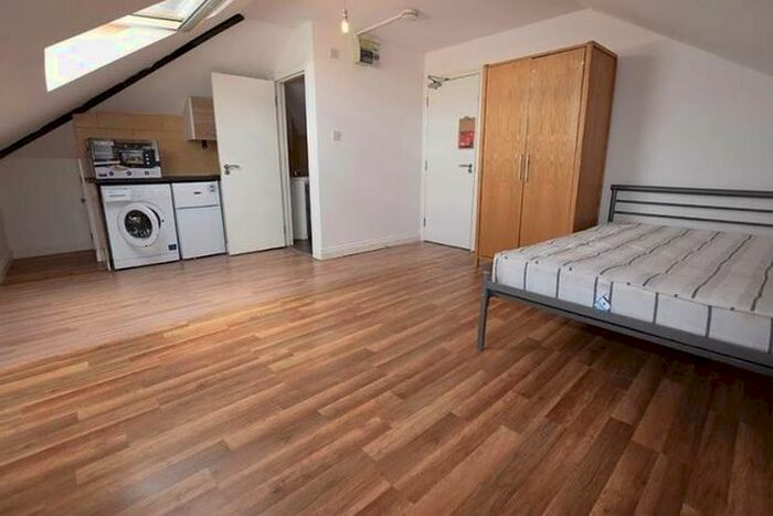 Studio To Rent In Brent Street, Hendon, NW4