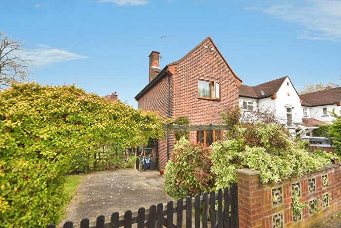 3 Bedroom Semi-detached House For Sale In Acacia Avenue, Brentford, TW8