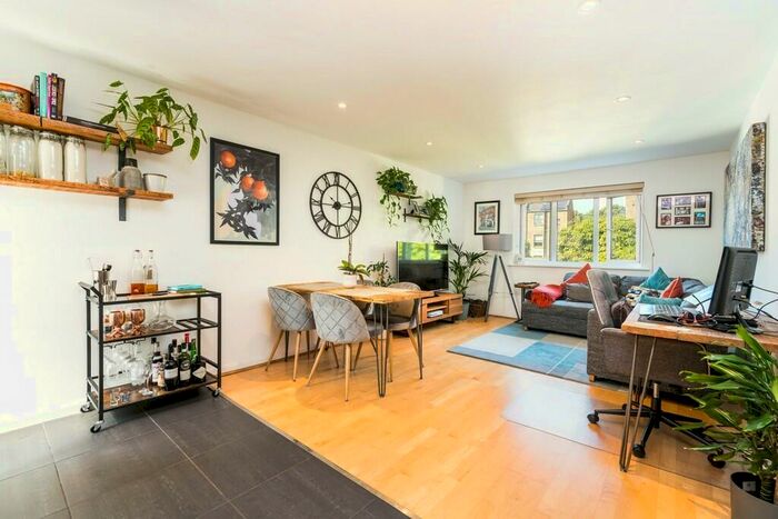 2 Bedroom Apartment To Rent In Vestry Mews, London, SE5