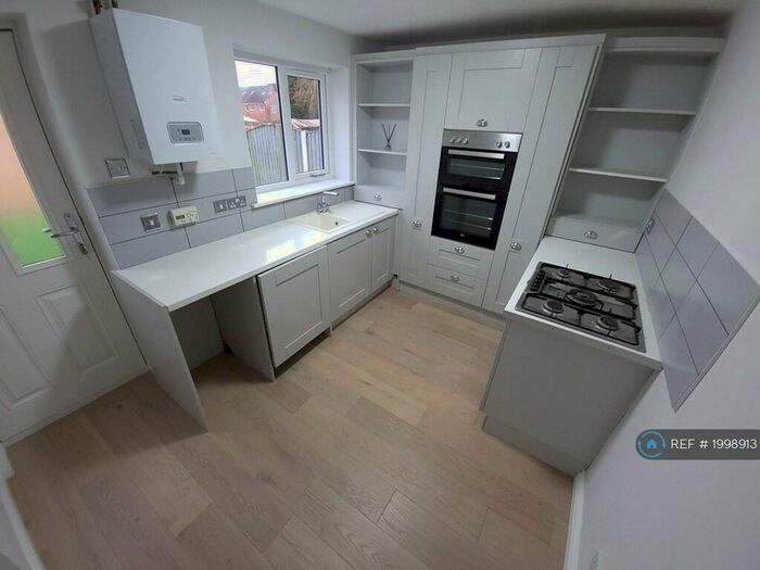 3 Bedroom Semi-Detached House To Rent In Falcon Close, Doncaster, DN6