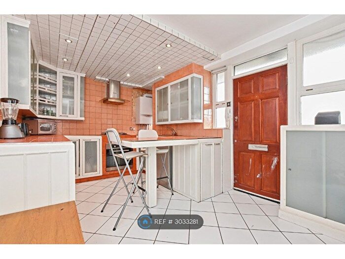 3 Bedroom Flat To Rent In Custance House, London, N1
