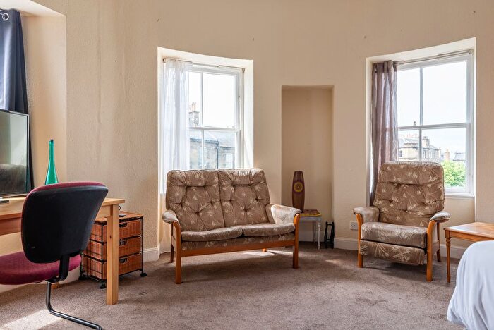 2 Bedroom Flat To Rent In Parkside Street, Edinburgh, EH8