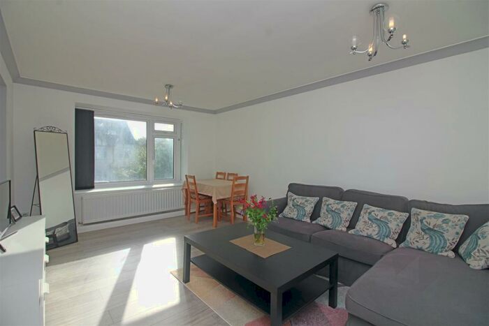 2 Bedroom Flat To Rent In Heathcote Grove, London, E4