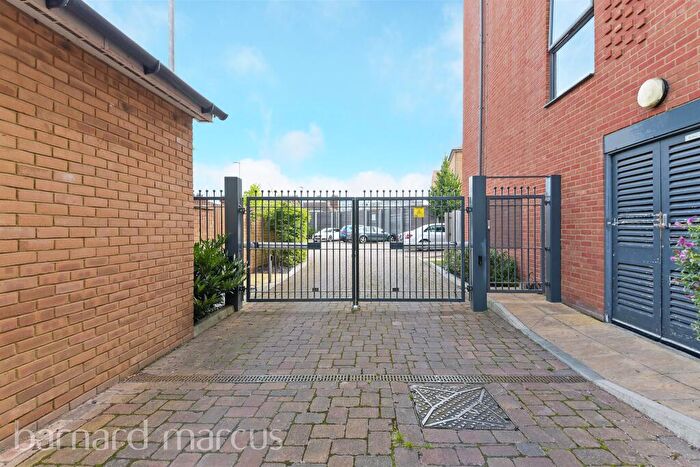 2 Bedroom Flat For Sale In Felnex Avenue, Wallington, SM6