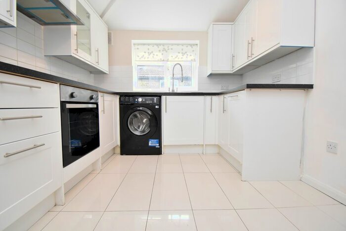 3 Bedroom Flat To Rent In Plumstead Common Road, London, SE18