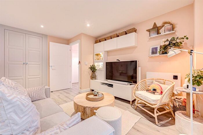 1 Bedroom Flat For Sale In Romany Road, Worthing, West Sussex, BN13