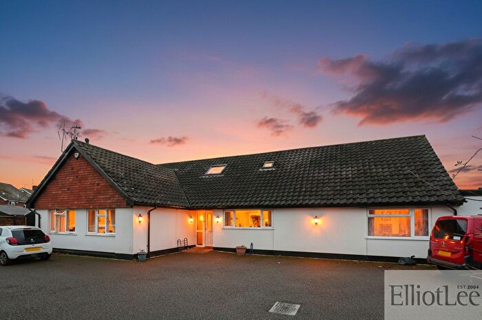 6 Bedroom Detached Bungalow For Sale In Cox Green Lane, Maidenhead, SL6