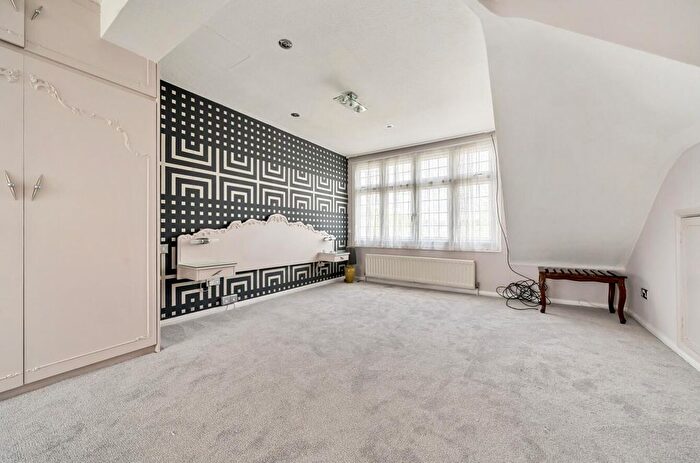 5 Bedroom Semi-Detached House To Rent In Walmington Fold, Woodside Park, N12