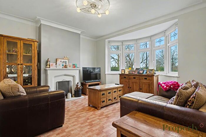 3 Bedroom Terraced House For Sale In Shaftesbury Road, London, E4