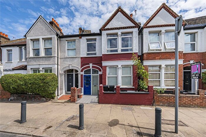 3 Bedroom Maisonette For Sale In Merton Road, London, SW18