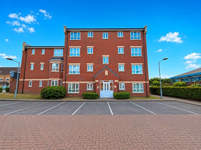 2 Bedroom Flat For Sale In Watling Gardens, Dunstable, LU6