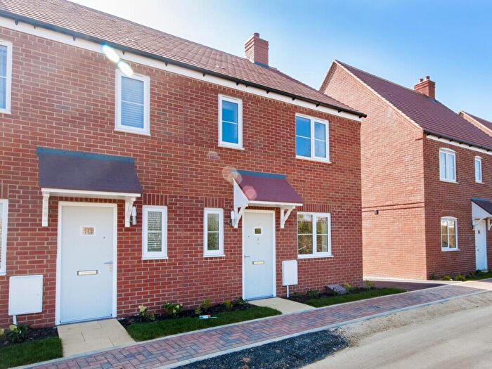 3 Bedroom Semi-Detached House To Rent In Linnet Road, Bodicote, OX15