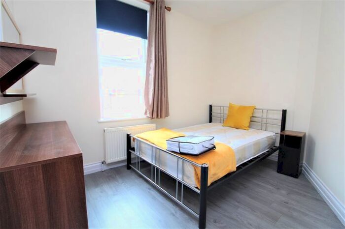 2 Bedroom Flat To Rent In High Road, Wood Green, N22