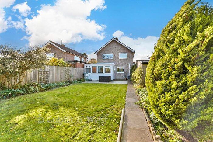 3 Bedroom Detached House For Sale In Benhams Drive, Horley, Surrey, RH6