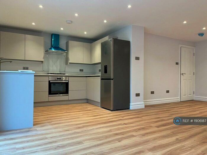 3 Bedroom Maisonette To Rent In Middleton Road, London, E8