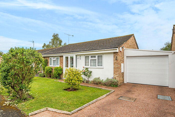 2 Bedroom Bungalow For Sale In Lyndhurst Way, Chertsey, KT16